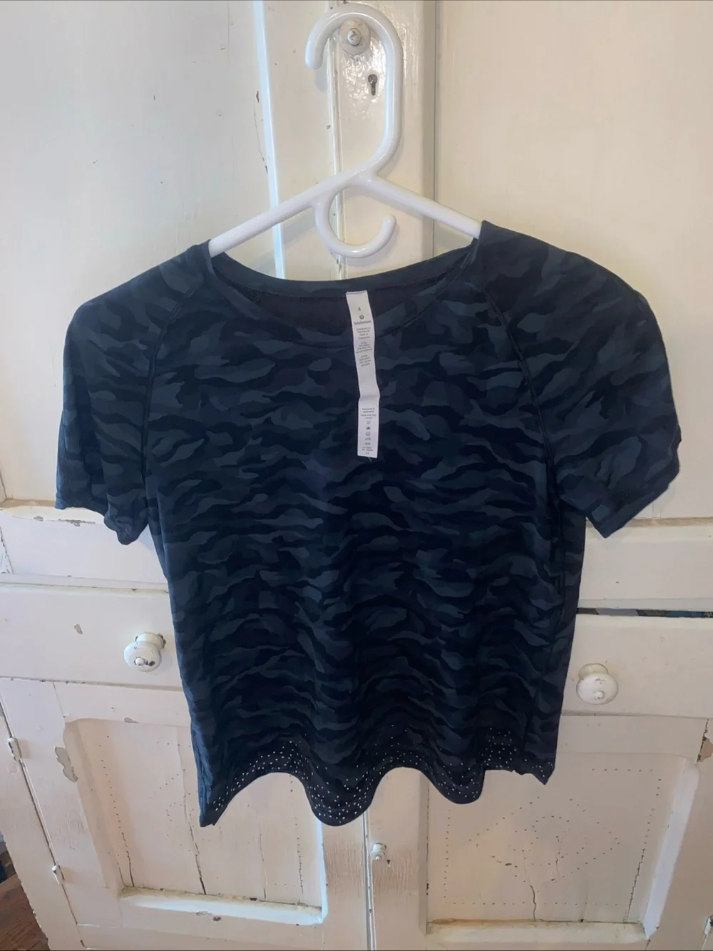 lululemon athletica Navy Camouflage Short Sleeve Tee with Eyelet Hem